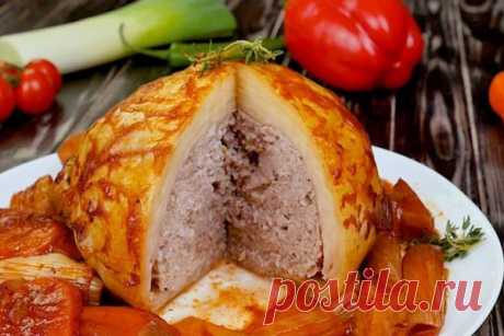 Фаршированная капуста с овощами в духовке

Всё, что необходимо, — обжарить фарш и начинить им кочан. Остальное за вас сделает духовка. К слову, в данном случае вы также получите и ароматный овощной гарнир в придачу.