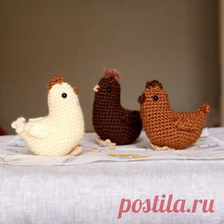 PDF Курочки крючком. FREE crochet pattern; Аmigurumi chiken patterns. Амигуруми схемы и описания на русском. Вязаные игрушки и поделки своими руками #amimore - маленькая курочка к Пасхе, пасхальная курица, домашняя птица.