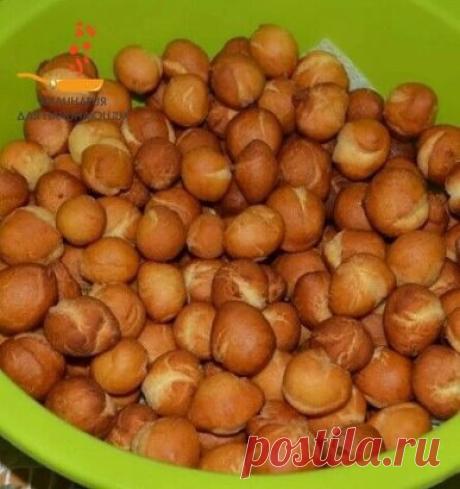 ПОНЧИКИ НА СГУЩЕНКЕ (НЕРЕАЛЬНАЯ ВКУСНОТЕНЬ)
А главное простооо
ИНГРЕДИЕНТЫ:
 сгущенка
 соль
 яйца
 сода
ПРИГОТОВЛЕНИЕ:
Банка сгущенки+щепотка соли+2яйца+сода на кончике ножа+мука сколько возьмет тесто. Раскатать шарики с фалангу мизинца, большие не делать, будут трескаться при жарке. Обжарить на растительном масле. ВСЕ!
#рецепты