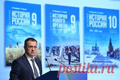 Мединский объяснил причины передачи учебников украинским военнопленным
