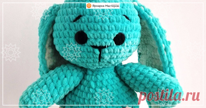 Вяжем плюшевого зайку крючком Предлагаю вам связать вот такого очаровательного зайку из плюшевой пряжи. Для его вязания нам понадобятся: моток плюшевой пряжи основного цвета (Yarnart Dolche, Dolpfin Baby Нimalaya или Kartopu…