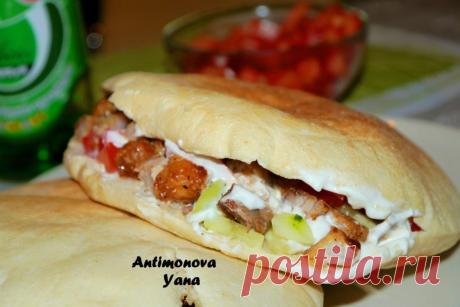 Что может быть вкуснее домашней шаурмы в пите
Дети в восторге!
Ингредиенты:
питасвининаогурцыпомидорыкапуста белокачаннаялук
Для соуса: майонез, сметана, чеснок, перец
Приготовление:
Обжариваем мясо до готовности, затем нарезаем кусочками.
…
