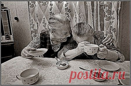 Сидят две бабушки. Одна у другой спрашивает: - Как меня зовут? Другая долго думает и отвечает: - Тебе срочно? ))
