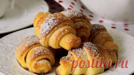 Творожные Рогалики  
#рецепт
Сегодня я с очень простым рецептов вкуснейших творожных рогаликов. Эта выпечка покорит любого своей нежностью, вкусом и легким творожно- сливочным ароматом. Такие рогалики это настоящая палочка- выручалочка, когда хочется чего то вкусненького к чаю, а возиться долго нет желания. А ещё их можно приготовить с разными начинками: орехами, сухофруктами, джемом или мармеладом. Готовьте с любовью и приятного вам чаепития!

Ингредиенты
 200-230 гр муки...