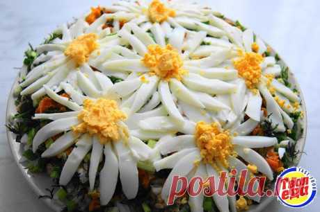 Ромашковое поле — это красивый, необычный, сытный и вкусный салат.