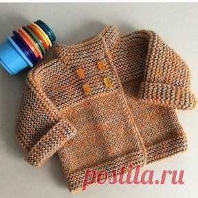 Детский кардиган платочной вязкой. Автор: Анна Вяткина. Описание вязания для начинающих. 
Размеры: 3/6/12/24 месяца 
Вам потребуется: 200/250/300/350 г красной (арт. 299.471) пряжи Bergere de France Alaska (50% шерсти, 50% акрила, 55 м/ 50 г) спицы № 5,5 4 пуговицы. 
Платочная вязка: лиц. и изн. р. - лиц. п. 
Лицевая гладь: лиц. р. - лиц. п., изн. р. - изн. п. 
Плотность вязания: лиц. гладь: 15 п. и 20 р. = 10 х 10 см, платочная вязка, спицы № 5,5: 15 п. и 28 р. = 10 х 10 см. 
Пальто вязать един