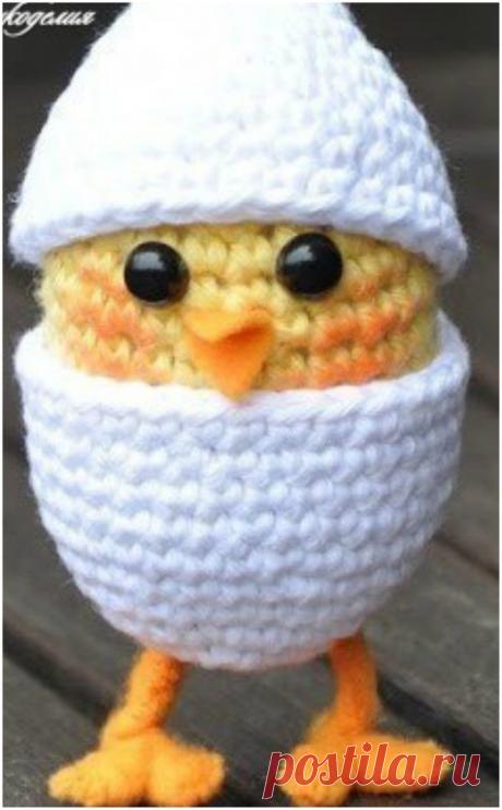 CROCHETED EASTER CHICKEN