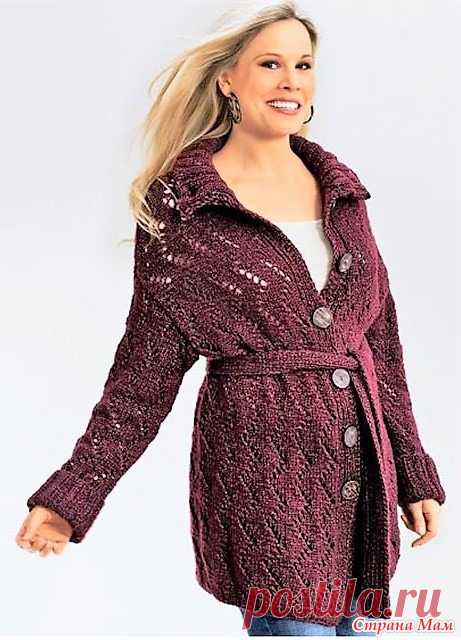 Гранатовый кардиган ажурным узором для полных до 60 размера. Спицы. Идеальная модель женского кардигана для полных существует и это правда. Перед вами одна из них. Простой крой, выгодная длина, пояс подчеркивает линию талии и объемный воротник.