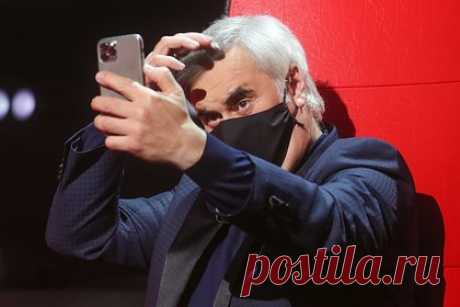 Валерия Меладзе захотели признать иноагентом. Певец Валерий Меладзе может в ближайшие дни оказаться в списке иностранных агентов из-за проукраинского лозунга, сообщает SHOT со ссылкой на источник в Минюсте. Поводом для обращения послужило видео с корпоратива в Дубае, где певец продолжил фразу «Слава Украине» в беседе с фанатом.