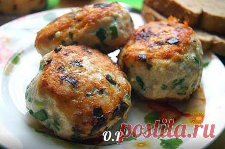 Необычные куриные котлеты с зелёным луком и сыром