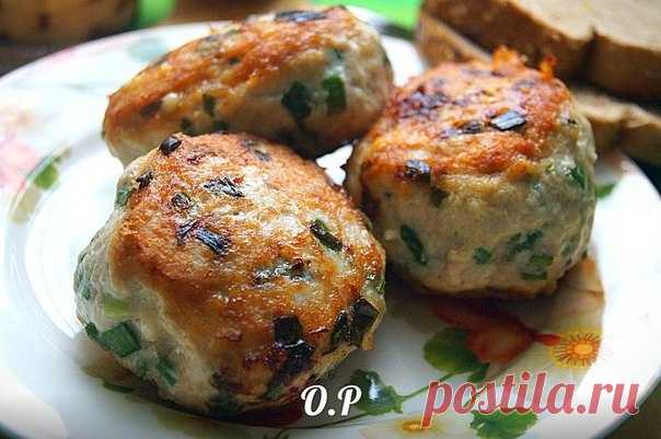 Необычные куриные котлеты с зелёным луком и сыром