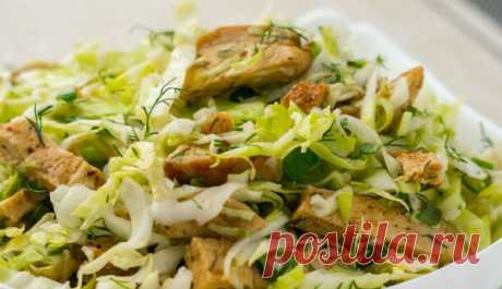 Салат «Короли и капуста»: бесподобный рецепт мясного салата из доступных продуктов без майонеза - Любимые рецепты Представляем вам рецепт простого мясного салата с молодой капустой. Получается он очень вкусным, сытным и невероятно свежим. Для заправки салата мы будем использовать интересный соус с горчицей. Он придаст блюду особенный шарм и вкус.