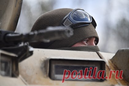 В Минобороны Австрии назвали причину больших потерь в рядах ВСУ. Многие украинские военные, проходившие шестимесячное обучение в странах НАТО, уже ушли из жизни. Причиной военный стратег министерства обороны Австрии Маркус Райснер называет неопытность командиров ВСУ, которые совершают ошибки, стоящие жизни большому числу военнослужащих.