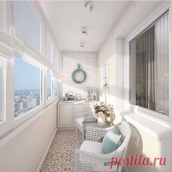 Нам повезло балкон выходит на сторону, где есть солнце. Потому, конечно, сделали из балкона место отдыха и релакса. Хорошее начало дня с чашечкой кофе и в этих креслах.