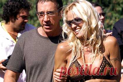 Памела Андерсон пожаловалась на показавшего ей пенис Тима Аллена. Модель и актриса Памела Андерсон заявила, что актер и комик Тим Аллен однажды показал ей пенис. На произошедшее она пожаловалась в своих мемуарах «Любовь к Памеле». По словам Андерсон, это произошло в 1991 году во время съемок в ситкоме с Алленом «Большой ремонт» (Home Improvement), когда актрисе было 23 года.