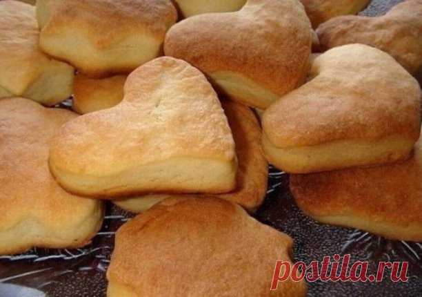 Мягкое и ароматное песочное печенье на растительном масле. Оно долго не черствеет, делается быстро, получается сразу много.

Продукты:

мука 2 стакана
сахар 2/3 стакана
яйцо 2 шт.
масло растительное 80 мл
соль щепотка
разрыхлитель теста 1 ч.л.
лимон 1/2 шт.
Как приготовить песочное печенье:
Подготовить все необходимое.

Тесто можно замешивать вручную или в кухонном комбайне. Второй вариант намного быстрее и проще. Итак, в чашу всыпать муку (стакан здесь используется 200 гр...