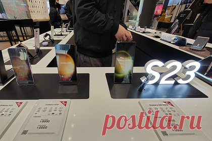 Флагманы Samsung появятся в России раньше остального мира. Ретейлеры привезут в Россию смартфоны Samsung, анонс которых ожидается 17 января, в ближайшие дни. Об этом журналистам издания рассказали представители ретейлеров и сотовых операторов. В частности, о появлении флагманов серии Samsung Galaxy S23 до конца недели сообщили в МТС, Tele2 и «Мегафоне».