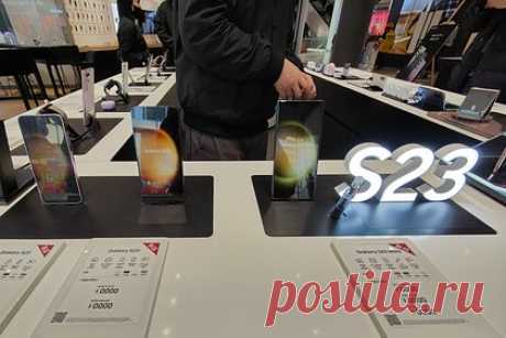 Флагманы Samsung появятся в России раньше остального мира. Ретейлеры привезут в Россию смартфоны Samsung, анонс которых ожидается 17 января, в ближайшие дни. Об этом журналистам издания рассказали представители ретейлеров и сотовых операторов. В частности, о появлении флагманов серии Samsung Galaxy S23 до конца недели сообщили в МТС, Tele2 и «Мегафоне».