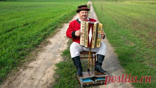 8 самых необычных польских народных музыкальных инструментов | Статья | Culture.pl Сука и дьявольская скрипка… Несмотря на довольно странные названия польские инструменты обладают прекрасным уникальным звуком, который придает неповторимое своеобразие польской народной музыке.