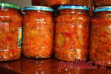 КАБАЧКОВОЕ ЛЕЧО С ЧЕСНОКОМ.
На 2кг кабачков: 1кг сладкого перца, 15 зубчиков чеснока, 1/2 стакана растительного масла, 400гр. томатной пасты, 5-6 горошин чёрного перца, 5-6 лавровых листьев, 1/2 стакана 9%-го уксуса, 2/3 стакана сахара, 1ст. ложка соли. 
Способ приготовления: 
1.Кабачки чистим от кожицы и семян, нарезаем кубиками. Сладкий перец моем, удаляем семена, нарезаем соломкой. 
2.Соединяем в кастрюле кабачки и перец. Добавляем соль, сахар, растительное масло, томатную пасту и немного