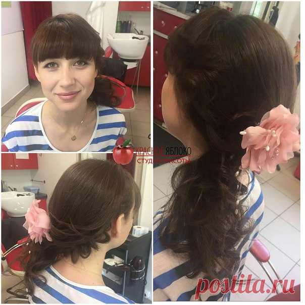 Прекрасный нежный😍 образ под стать цветку🌸, который венчает эту казалось бы, простую прическу👧. И соответствующий макияж💄 от стилиста Лейлы м.Пролетарская