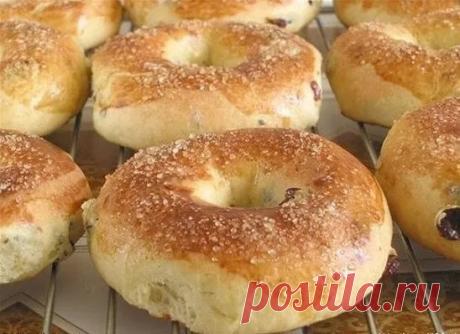 Отличный рецепт бубликов к чаю или кофе. А смотрите, как они просто готовятся. Как говорится — съедаются ещё быстрее, так что делайте двойную порцию. Уходят на ура! Знакомьтесь с рецептом.
Пышные бублики
Ингредиенты:
3 желтка
3 ст. ложки сметаны
50 гр. сливочного масла
3-4 ст. ложки сахара
75 мл. теплого молока
1 ч. ложка с горкой сухих дрожжей
1 пакетик ванилина
щепотка соли
2.5-3 стакана муки
горсть изюма по желанию
 
Все продукты должный быть комнатной температуры. В молоке растворить др