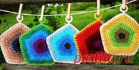 Сказочный бабушкин квадрат. Схемы и описание. Идеи 
Добрый день, дорогие друзья!
Вы знаете, что мотив бабушкин квадрат снова в моде? И используют его не только для вязания пледов и подушек, но и в совершенно неожиданных вещах.
Впрочем, бабушкин квадра…