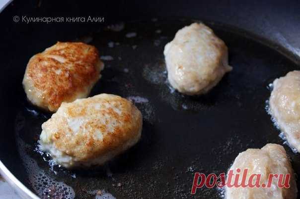 Котлеты с очень вкусной начинкой! Понадобится: Для фарша: -500 куриного фарша -1 луковица -1-2 зубчика чеснока -хлеб (по вкусу) -1 яйцо -соль,перец Для начинки: -100-150 г сыра натереть на мелкой терке (у меня моцарелла) -2 вареных яйца натереть на мелкой терке -петрушку и укроп мелко нарезать -2 ст ложки сливочного масла комнатной температуры - можно добавить любимые приправы Приготовление: Приготовить начинку Приготовить фарш. У меня получился жидковатый. Может быть хлеб нужно было лучше…