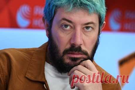 Артемий Лебедев раскрыл «мерзость» YouTube. Российский дизайнер и блогер Артемий Лебедев высказался о «мерзости» YouTube и других корпораций. Блогер раскрыл подробности заморозки его YouTube-канала. В частности, он рассказал о пользователях, которые отправили на его аккаунт жалобы, а также раскритиковал правила площадки.