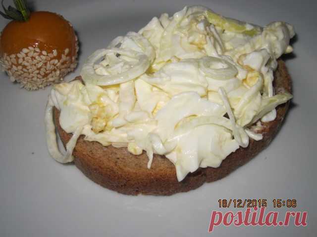 Закуска из яблок на ржаном хлебе.