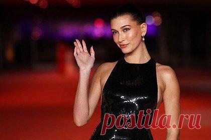 Хейли Бибер снялась в бикини на фоне просьб отца помолиться за нее. Американская модель Хейли Бибер снялась в откровенной фотосессии на фоне просьб отца Стивена Болдуина помолиться за нее. 27-летняя жена певца Джастина Бибера позировала перед камерами в блестящем бикини упомянутой марки синего цвета. Знаменитость запечатлели на белом фоне с распущенными волосами и нюдовым макияжем.