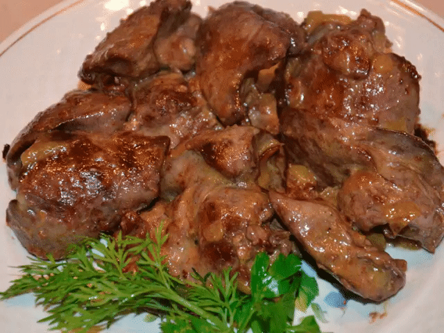 Самый вкусный рецепт печени! Печень получается мягкой, сочной, нежной!      
ИНГРЕДИЕНТЫ:
600 г говяжьей печени 
1 яйцо 
3 зубчика чеснока 
1 ч. л. сахара 
1 ч. л. соли (без горки) 
0,5 ч. л. соды 
1 луковица 
масло растительное для жарки 
мука кукурузная для панировки 
ПРИГОТОВЛЕНИЕ: 
Печень вымой, обсуши, удали пленку и нарежь крупными кусочками. Приготовь маринад: в миске взбей яйцо с солью, сахаром, содой и чесноком, пропущенным через пресс. Залей полученной смесью кус...