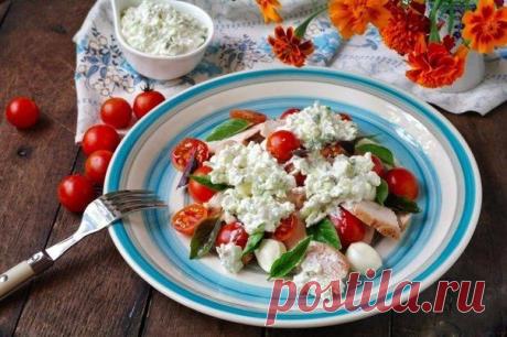 Салат с куриным филе, черри и моцареллой