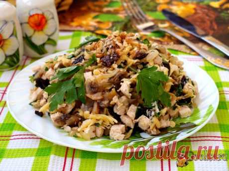 Салат с курицей, грибами и черносливом Предлагаю вам вкуснейший салат с курицей, грибами и черносливом. Такой салат можно предложить к любому гарниру, можно также подать на праздничный стол. Салат готовится достаточно просто, но не уступает по вкусу салатам со сложным составом.