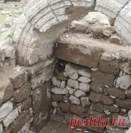 В Иордании археологи проникли в храм Баала Древнейший иорданский храмовый комплекс, вероятно, был посвящен Баалу, считают археологи.В храмы в Хирбат-эс-Сар, совсем близко от столицы — Аммана,