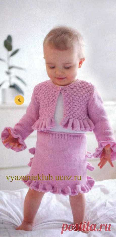 Розовый костюм с оборками

Размеры: 80(90)100 см

Размеры готового изделия: обхват груди жакета – 56(60)64 см длина жакета – 22(25)27 см, окружность юбки – 60(64)66 см, длина юбки – 25(28)30 см

Вам потребуется: пряжа Novita Miami (50% хлопок, 50% акрил. 145 м/50 г) розового цвета (505) – для жакета 150(200)250 г, для юбки – 100(150)200 г, прямые спицы № 4- 4,5 и №3(для жакета); круговые спицы №4-4,5 длиной 60 см и 40 см(для юбки); 1 пуговица; резинка.

Лицевая гладь: лиц....