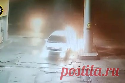 Россиянин уехал с заправки на полыхающей машине и попал на видео. На АЗС в городе Оха на Сахалине двое мужчин заправляли автомобиль, когда внезапно вспыхнул бензобак, и россиян вместе с машиной охватил огонь. На кадрах с места происшествия видно, как водитель сбил пламя, после чего вернулся к горящей машине, сел за руль и уехал. В результате сахалинец получил ожоги.