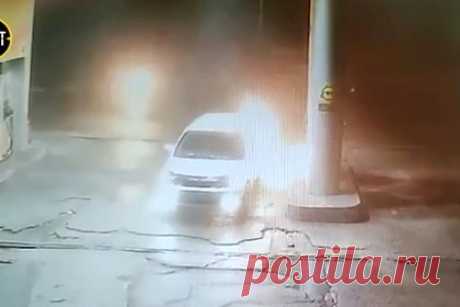 Россиянин уехал с заправки на полыхающей машине и попал на видео. На АЗС в городе Оха на Сахалине двое мужчин заправляли автомобиль, когда внезапно вспыхнул бензобак, и россиян вместе с машиной охватил огонь. На кадрах с места происшествия видно, как водитель сбил пламя, после чего вернулся к горящей машине, сел за руль и уехал. В результате сахалинец получил ожоги.