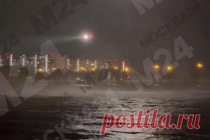Тушение пожара вертолетами в Новой Москве попало на видео. Тушение пожара в Щербинке в Новой Москве двумя вертолетами попало на видео. Соответствующий ролик опубликовал Telegram-канал «Москва 24». Возгорание началось в недостроенном торговом здании на Симферопольском шоссе. На место пожара прибыли сотрудники МЧС. На кадрах видны два вертолета, которые кружат над водой.