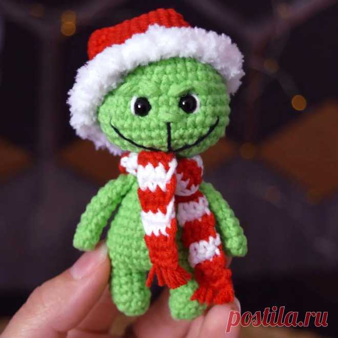 PDF Гринч крючком. FREE crochet pattern; Аmigurumi toy patterns. Амигуруми схемы и описания на русском. Вязаные игрушки и поделки своими руками #amimore - маленький Гринч похититель Рождества, кукла к Новому году, герой, персонаж.