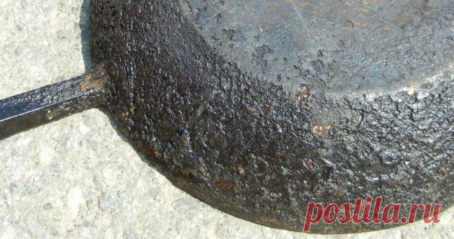 До безобразия простой способ, как отчистить сковороду от нагара Когда регулярно пользуешься сковородой, то рано или поздно наступает тот день, когда востребованный предмет посуды становится слишком грязным: жир и нагар делают свое подлое дело. Почистить сковороду после такого может быть очень сложно. Современная магазинная химия далеко не всегда справляется с поставленной задачей. В такой ситуации остается только одно – прибегнуть к «бабушкиным» методикам. Одна такая, как раз есть на вооружении.
