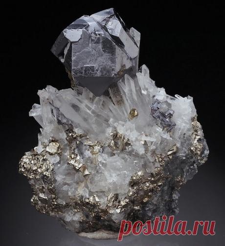 bijoux-et-mineraux:
“Galena, Quartz and Pyrite - Krushev Dol mine, Madan, Rhodope Mts., Bulgaria
”