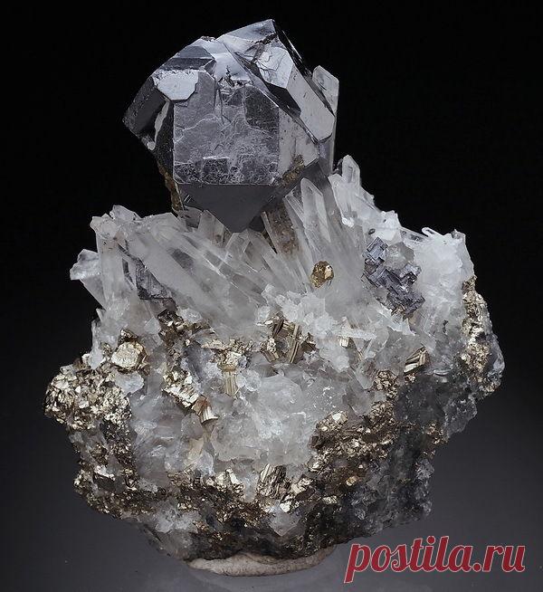 bijoux-et-mineraux:
“Galena, Quartz and Pyrite - Krushev Dol mine, Madan, Rhodope Mts., Bulgaria
”