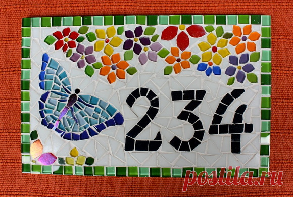 Número para Casa em mosaico Borboleta no Elo7 | Coral Mosaicos (565EAB) As flores coloridas sempre nos remetem a momentos alegres, a boas energias. E quando vemos uma borboleta então, um sentimento de felicidade e de leveza nos invade! 
 
Essa placa com número residencial é feita em base de cerâmica, com colas e argamassas especiais para áreas externas . O mosaico é ...