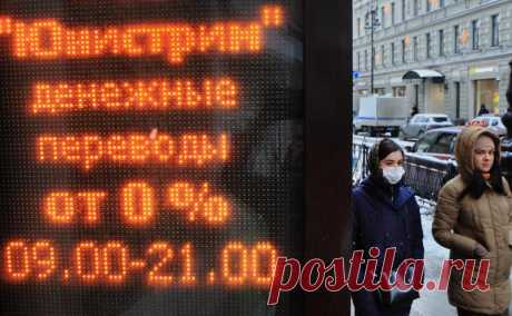 Переводы из России в соседние страны упали после рекордного роста. Объем переводов из России в четыре соседние страны за год упал на 12%. Часть россиян вернулись домой, часть — нашли доходы вне России, а некоторые столкнулись с ограничениями на переводы из-за санкций, объясняют динамику эксперты