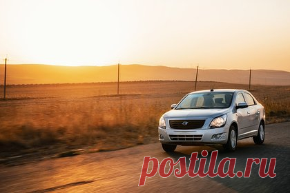 В Россию вернулась популярная модель Chevrolet. В Россию через параллельный импорт завезли седан Chevrolet Nexia узбекской сборки. Стартовая цена автомобиля — 1,2 миллиона рублей, немного ниже стоимости новой Lada Vesta NG (1,24 миллиона за автомобиль в новой комплектации). В машине установлен 1,6-литровый атмосферный двигатель мощностью 106 лошадиных сил.