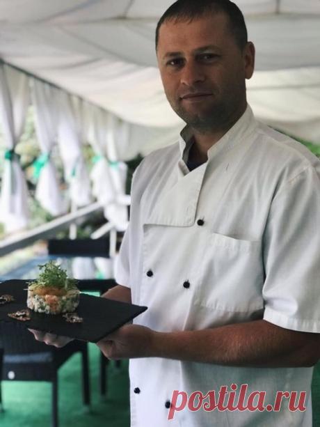 Шеф-повар ресторана Снегирек представляет Вашему вниманию новый салат, который скоро появится в меню. Такой привычный в каждом доме Оливье, но только с новым, нежным и непохожим ни на что вкусом. Этот салат, с пикантной копченой рыбой и специально приготовленным лососем, удивит и порадует любого гурмана. 
#новинкименю #ресторанвСнегирях #вкусноедим #вкусно #меню #салат #шефповар #ресторан #ЭкотельСнегирек