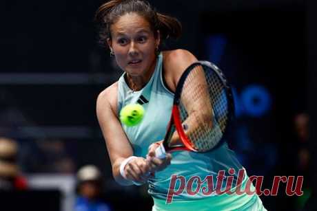Первая ракетка России Касаткина вылетела с Australian Open. Российская теннисистка Дарья Касаткина проиграла американке Слоан Стивенс в матче второго круга Australian Open и вылетела с турнира. Встреча прошла в четверг, 18 января, и продлилась три сета. Американка одержала победу со счетом 4:6, 6:3, 6:3. Спортсменки провели на корте 2 часа и 6 минут.