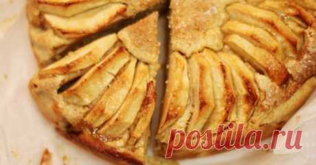 Tento recept som našla v zápisníku mojej babičky a nedám na neho dopustiť. Chutí celej mojej rodine - Báječná vareška Mám rada pečenie, v ktorom je trochu cesta a veľa náplne. Delikátny, jemný a napriek tomu, že obsahuje menej kalórií, nestratí na svojej úžasnej chuti. Najchutnejší koláč, aký som kedy ochutnala, pripravila moja babička. Niet divu, že ho nazvala neviditeľným. Jeho tajomstvo sa ukrýva v jablkách, ktoré sú narezané na tenké plátky. Samozrejme, že v koláči je aj klasické cesto,