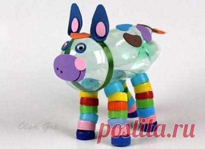 Мастерим животных из пластиковых бутылок  

В прошлом топике я рассказывала вам, дорогие читательницы, о своем новом увлечении — создании фигурок животных из бисера. Спасибо моим дочкам, что не дают расслабиться и часто преподносят интересны…